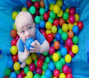 Niño jugando en piscina de bolas