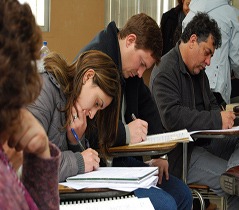 Estudiante realizando un exámen