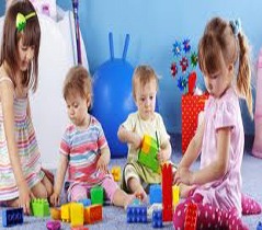 Niños jugando con cubitos